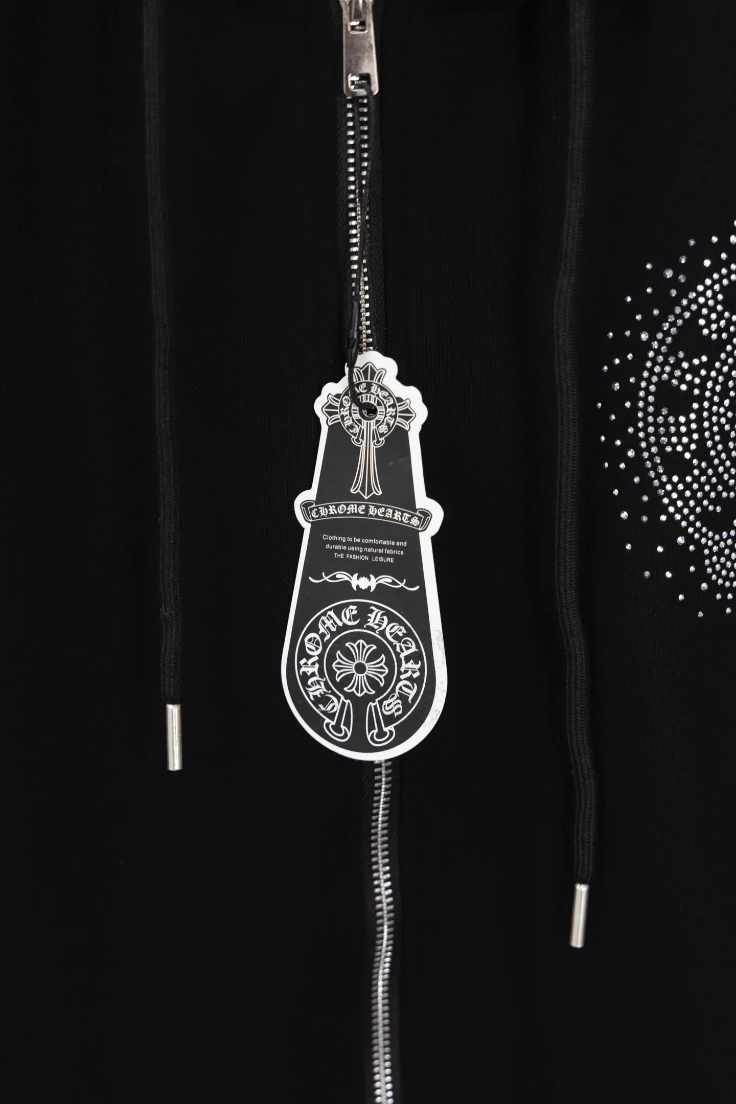 P320 Style No.: S019 𝗖𝗵𝗿𝗼𝗺𝗲 𝗛𝗲𝗮𝗿𝘁𝘀/Cro Heart 2025 Washable Watercolor Diamond Stickers Autumn and Winter New Original Single Counter American Laser Diamond Stickers 3D Three-dimensional Color Embroidery Couple Casual Cardigan Sweatshirt 👑The highest version! Customized fabric 480g tripe terry fabric! American acid-washed and distressed original fabric, laser-burned pattern ✟Colored diamond hardware stickers, exquisite embroidery of letters! The best-selling model in the counter, very comfortable to wear. Accessories: original molded and authenticated collar label➕100% silk wash label. Genuine purchase-grade original hangtag➕matching hanging rope➕3D hanging beads➕original packaging bag. Craftsmanship: The original version has consistent wiring! The highest version of the armhole matching technique! Color: Black Size: S M L XL